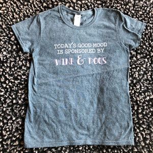 Wine and Dogs gray t-shirt M